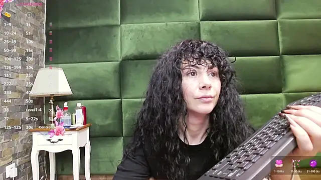 Snapshot of SelenSummer chatting on 11-13-25, 08:08 SelenSummer online show from 11-13-25, 08:08