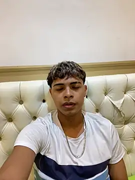 Snapshot of dafnezahiraa_ chatting on 12-27-24, 12:29 dafnezahiraa online show from 12-27-24, 12:29