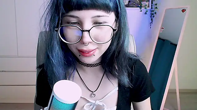 Snapshot of MoriHorri chatting on 12-15-24, 12:40 MoriHorri online show from 12-15-24, 12:40