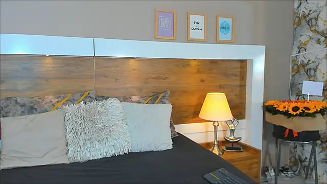 Snapshot of EmaBakker chatting on 03-15-25, 11:51 EmaBakker online show from 03-15-25, 11:51