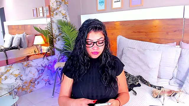 Snapshot of EmaBakker chatting on 10-18-25, 01:12 EmaBakker online show from 10-18-25, 01:12