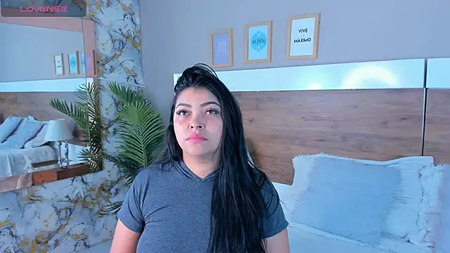 Snapshot of EmaBakker chatting on 07-17-26, 05:03 EmaBakker online show from 07-17-26, 05:03