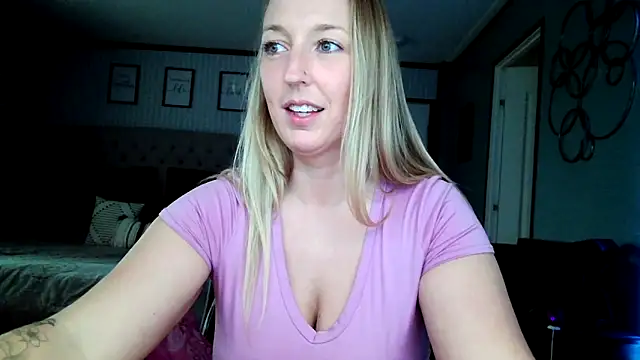 Snapshot of lucyallen4201 chatting on 12-09-24, 08:12 lucyallen4201 online show from 12-09-24, 08:12