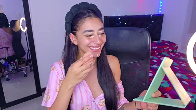 Snapshot of JulietaCheerr chatting on 12-16-25, 01:10 JulietaCheerr online show from 12-16-25, 01:10