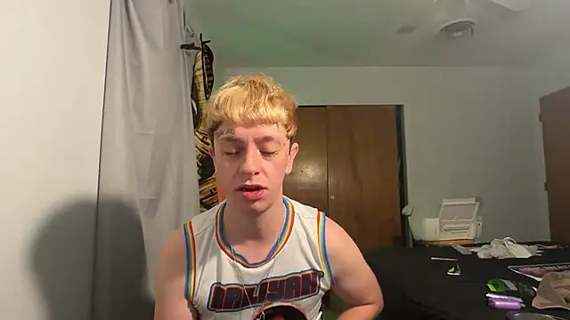 Snapshot of twentywithafelonyy chatting on 12-24-24, 08:00 twentywithafelonyy online show from 12-24-24, 08:00