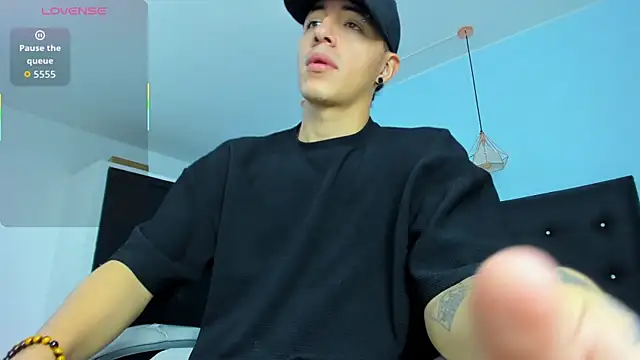 Snapshot of Lobo_17_ chatting on 10-24-25, 04:20 Lobo 17 online show from 10-24-25, 04:20