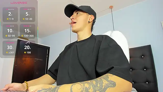 Snapshot of Lobo_17_ chatting on 10-28-25, 03:43 Lobo 17 online show from 10-28-25, 03:43