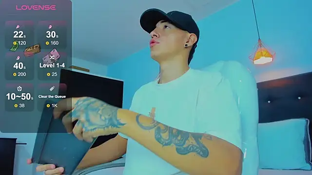 Snapshot of Lobo_17_ chatting on 11-18-25, 03:45 Lobo 17 online show from 11-18-25, 03:45