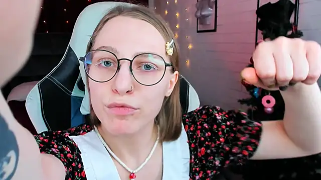 Snapshot of AphexQueen chatting on 12-20-24, 04:14 AphexQueen online show from 12-20-24, 04:14