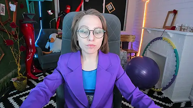 Snapshot of AphexQueen chatting on 12-28-24, 03:15 AphexQueen online show from 12-28-24, 03:15