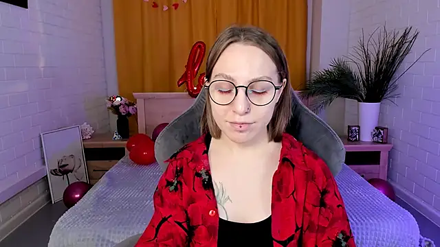 Snapshot of AphexQueen chatting on 02-12-25, 01:06 AphexQueen online show from 02-12-25, 01:06