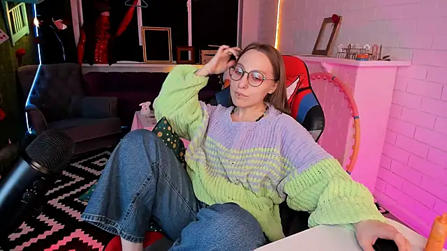 Snapshot of AphexQueen chatting on 02-19-25, 07:16 AphexQueen online show from 02-19-25, 07:16