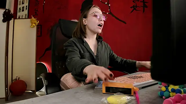 Snapshot of AphexQueen chatting on 03-08-25, 07:20 AphexQueen online show from 03-08-25, 07:20