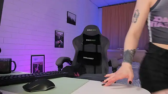 AphexQueen online show from 11-07-25, 01:33