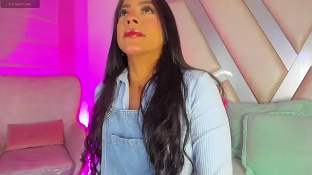Snapshot of Amber_villalobos_ chatting on 05-17-26, 04:43 Amber villalobos online show from 05-17-26, 04:43