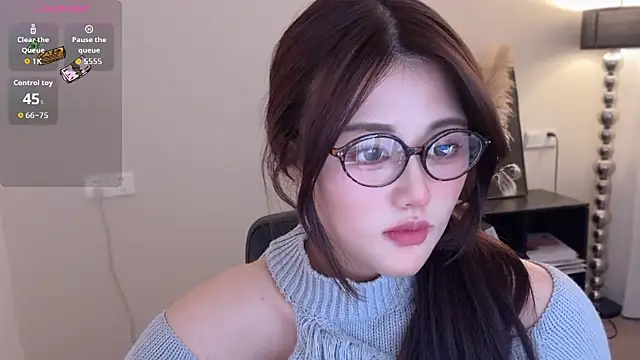 Strawberrybabyy1 online show from 11-18-25, 11:48