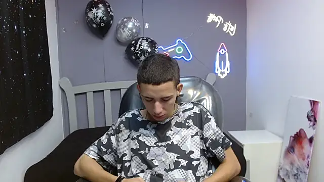 Snapshot of JackSwan18 chatting on 01-08-25, 12:37 JackSwan18 online show from 01-08-25, 12:37