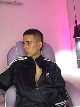 Snapshot of JackSwan18 chatting on 10-09-25, 04:10 JackSwan18 online show from 10-09-25, 04:10