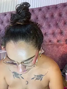 Snapshot of EMILYY_FOXY chatting on 05-19-26, 01:56 EMILYY FOXY online show from 05-19-26, 01:56