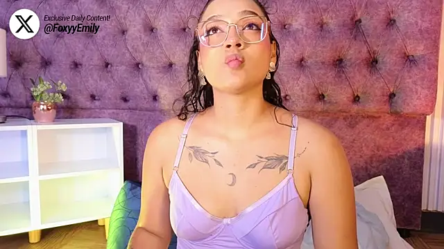 Snapshot of EMILYY_FOXY chatting on 05-19-26, 07:09 EMILYY FOXY online show from 05-19-26, 07:09