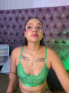 Snapshot of EMILYY_FOXY chatting on 05-31-26, 07:04 EMILYY FOXY online show from 05-31-26, 07:04