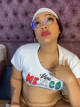 Snapshot of EMILYY_FOXY chatting on 06-01-26, 07:04 EMILYY FOXY online show from 06-01-26, 07:04