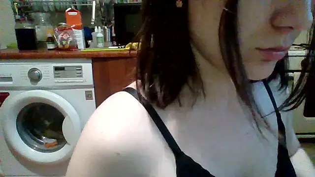 Snapshot of MikaKors chatting on 02-13-25, 12:32 MikaKors online show from 02-13-25, 12:32