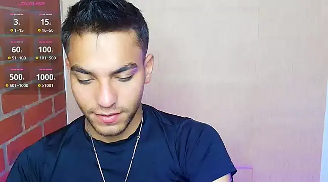 Snapshot of Leandro_valenzuela chatting on 02-25-25, 04:35 Leandro valenzuela online show from 02-25-25, 04:35