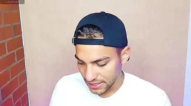 Snapshot of Leandro_valenzuela chatting on 03-05-25, 10:21 Leandro valenzuela online show from 03-05-25, 10:21