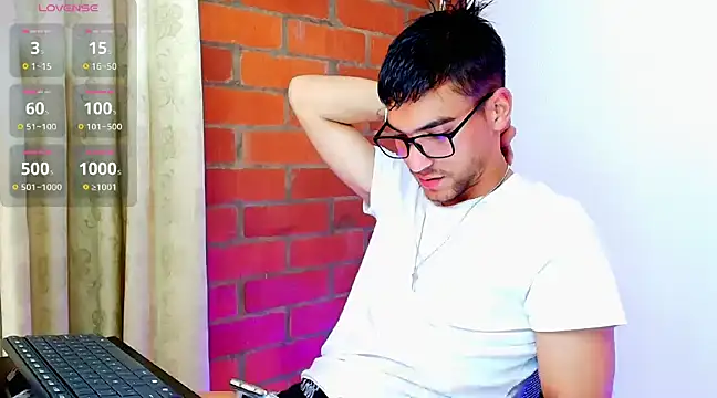 Snapshot of Leandro_valenzuela chatting on 03-21-25, 06:07 Leandro valenzuela online show from 03-21-25, 06:07