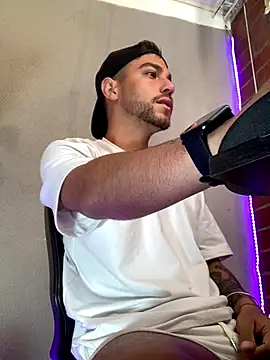 Snapshot of Leandro_valenzuela chatting on 10-22-25, 02:06 Leandro valenzuela online show from 10-22-25, 02:06