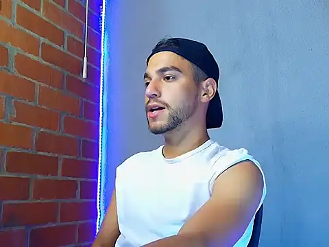 Snapshot of Leandro_valenzuela chatting on 10-23-25, 02:11 Leandro valenzuela online show from 10-23-25, 02:11