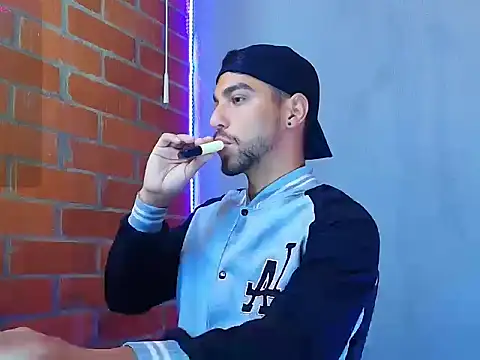 Snapshot of Leandro_valenzuela chatting on 10-26-25, 02:56 Leandro valenzuela online show from 10-26-25, 02:56