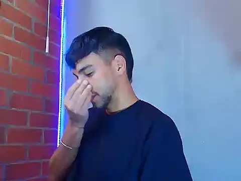 Snapshot of Leandro_valenzuela chatting on 11-10-25, 03:00 Leandro valenzuela online show from 11-10-25, 03:00