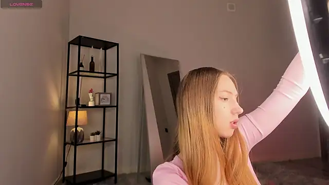 Snapshot of elfinvibes chatting on 09-18-25, 06:04 elfinvibes online show from 09-18-25, 06:04