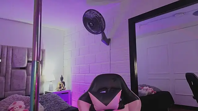 Snapshot of BonnieAnderson_ chatting on 12-13-25, 08:36 BonnieAnderson online show from 12-13-25, 08:36