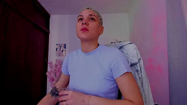 Snapshot of Charlee_pink chatting on 09-26-25, 01:37 Charlee pink online show from 09-26-25, 01:37