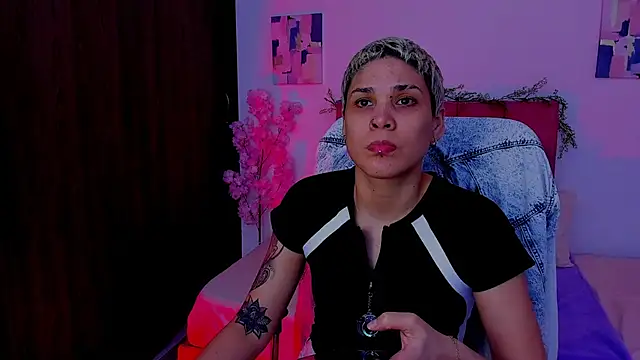 Snapshot of Charlee_pink chatting on 10-18-25, 11:05 Charlee pink online show from 10-18-25, 11:05
