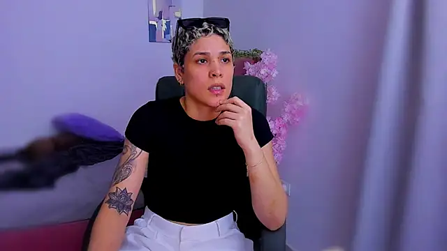 Charlee pink online show from 11-18-25, 08:57