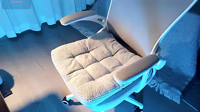 Snapshot of FEIYU001 chatting on 12-08-24, 01:36 FEIYU001 online show from 12-08-24, 01:36