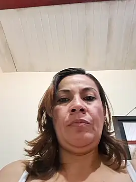 Snapshot of Zaralu_ chatting on 10-17-25, 08:11 Zaralu online show from 10-17-25, 08:11