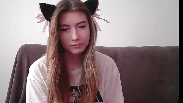 Snapshot of ErikaShyy chatting on 12-12-24, 10:45 ErikaShyy online show from 12-12-24, 10:45