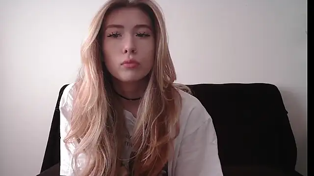 Snapshot of ErikaShyy chatting on 09-18-25, 10:28 ErikaShyy online show from 09-18-25, 10:28