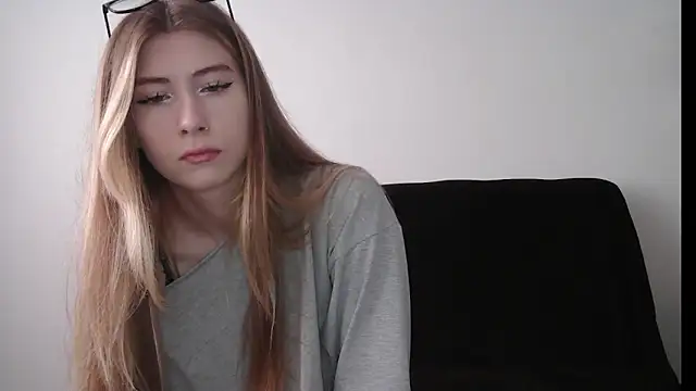 Snapshot of ErikaShyy chatting on 09-19-25, 10:16 ErikaShyy online show from 09-19-25, 10:16