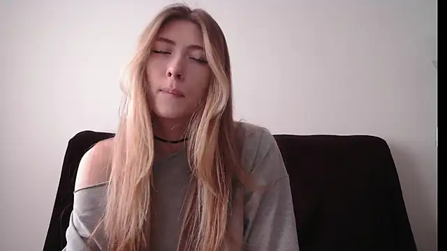 Snapshot of ErikaShyy chatting on 09-26-25, 10:19 ErikaShyy online show from 09-26-25, 10:19