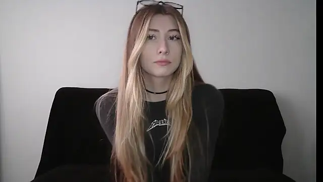 Snapshot of ErikaShyy chatting on 10-02-25, 11:28 ErikaShyy online show from 10-02-25, 11:28