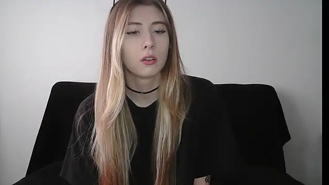 Snapshot of ErikaShyy chatting on 10-03-25, 09:39 ErikaShyy online show from 10-03-25, 09:39