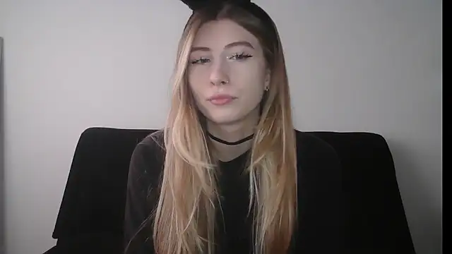 Snapshot of ErikaShyy chatting on 10-08-25, 10:57 ErikaShyy online show from 10-08-25, 10:57