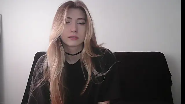 Snapshot of ErikaShyy chatting on 10-10-25, 09:41 ErikaShyy online show from 10-10-25, 09:41