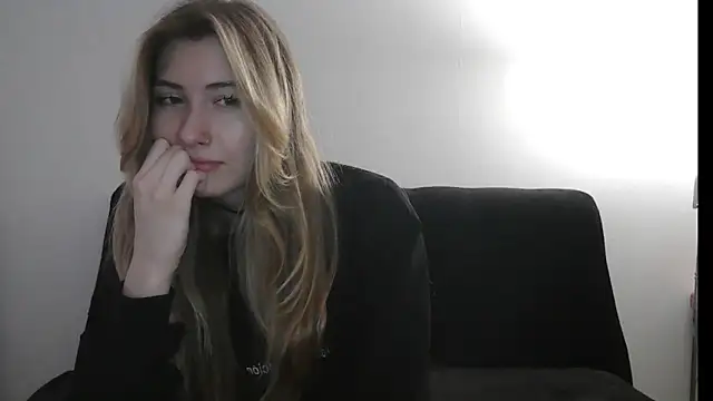 Snapshot of ErikaShyy chatting on 10-18-25, 02:40 ErikaShyy online show from 10-18-25, 02:40